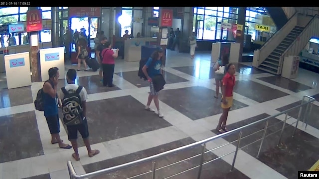 Ảnh chụp từ video cho thấy nghi can đánh bom ựự sát tại phi trường Burgas ở Bulgaria, ngày 18/7/2012