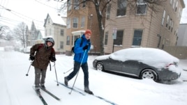 A Portland, dans le Maine, des passants préféraient se déplacer en skis