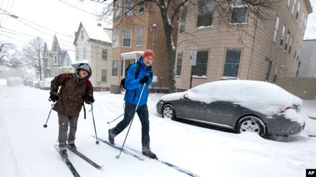 A Portland, dans le Maine, des passants préféraient se déplacer en skis