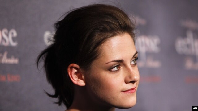 La primera parte de la película Amanecer, le generó a Stewart una ganancia de 34,5 millones de dólares.