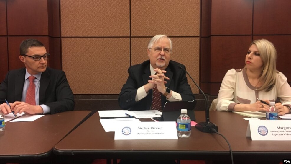 ក្រុមតំណាងអង្គការធំៗជាច្រើនដូចជាអង្គការ Freedom House, Human Rights Watch, Amnesty International, Reporter Without Border និងអង្គការល្បីល្បាញមួយចំនួនទៀត បានចូលរួមជាវាគ្មិននៃកិច្ចពិភាក្សាអំពីបញ្ហាសិទ្ធិមនុស្សក្នុងពិភពលោក នៅរដ្ឋធានីវ៉ាស៊ីនតោន កាលពីថ្ងៃព្រហស្បតិ៍ ថ្ងៃទី៨ ខែធ្នូ ឆ្នាំ២០១៦។ (សុខ ខេមរា/VOA)