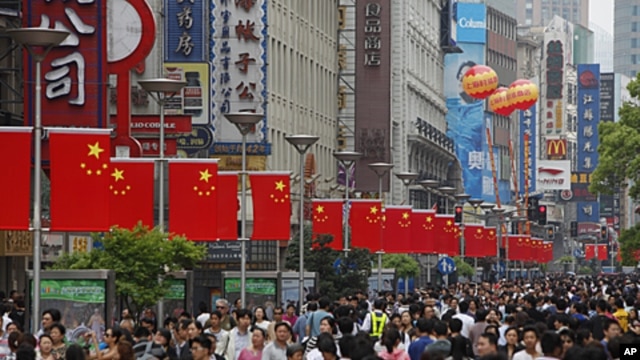 People throng the Nanjing Road shopping district in Shanghai, April 30, 2011.