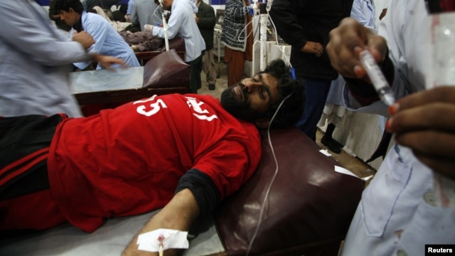 An injured rescue worker receives treatment in a hospital after the second bomb blast in Quetta, Pakistan, January 10, 2013. 