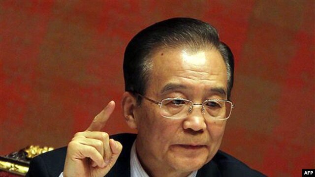 Trong lúc Thủ tướng Ôn Gia Bảo nhắc lại câu nói 'Không cải cách thì Trung Quốc chỉ có chết mà thôi', chính quyền Bắc Kinh tiếp tục chiến dịch đàn áp thô bạo nhắm vào những người hô hào cải cách dân chủ