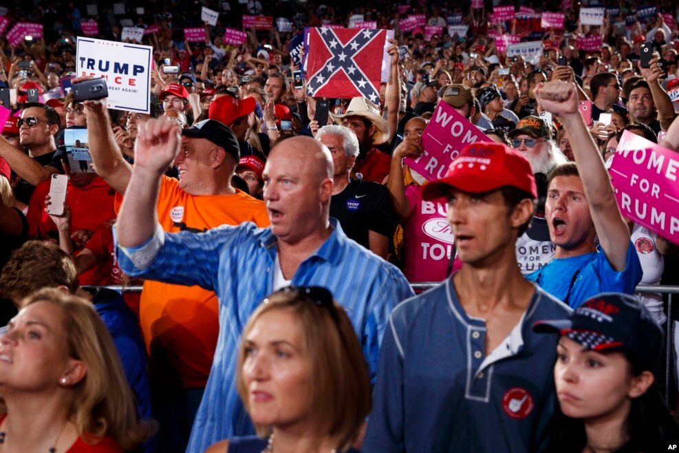 佛罗里达州的支持川普大会。这张图上的人大多数人是白人