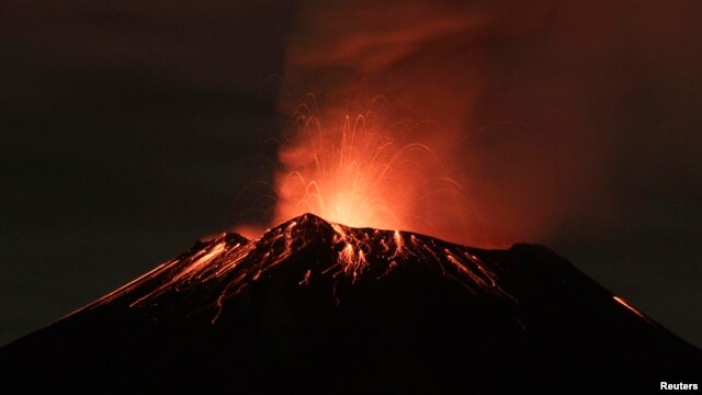 Khói bốc ra từ núi Popocatepetl