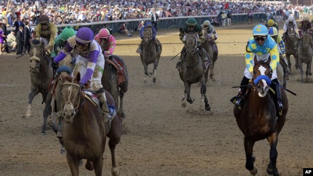 El jockey Mario Gutiérrez en la monta de I'll Have Another" a la izquierda en la foto, en el momento de cruzar el disco para ganar el 138º Kentucky Derby.