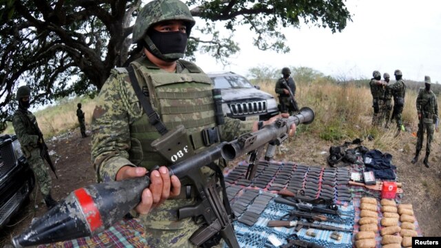Un soldado mexicano sostiene un lanzagrandas, luego de una operación en el pueblo de Guayabal, en las afueras de Veracruz.