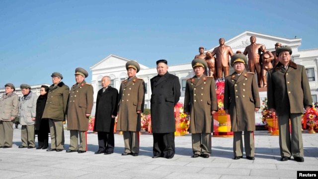 지난 16일 북한 김정은 국방위 제1위원장(앞줄 오른쪽 4번째)이  아버지 김정일의 71회 생일을 맞아, 평양 만경대혁명학교에서 열린 동상 제막식에 참석했다.