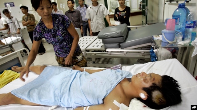 Người bị thương vì tai nạn giao thông trong bệnh viện tại Hà Nội. Việt Nam mỗi năm có khoảng trên dưới 10,000 người thiệt mạng vì tai nạn giao thông.
