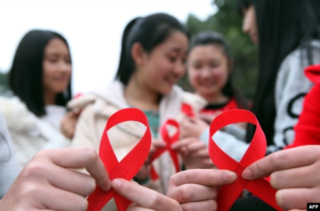 Các tình nguyện viên tham gia vào một sự kiện đánh dấu Ngày Aids Thế giới tại Trùng Khánh, ngày 30/11/2015.