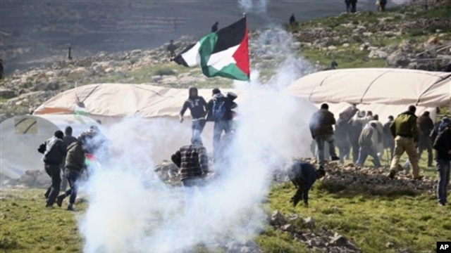 Tentara Israel menembakkan gas air mata ke arah warga Palestina yang berusaha mendekati permukiman di Tepi Barat, Sabtu (2/2). 