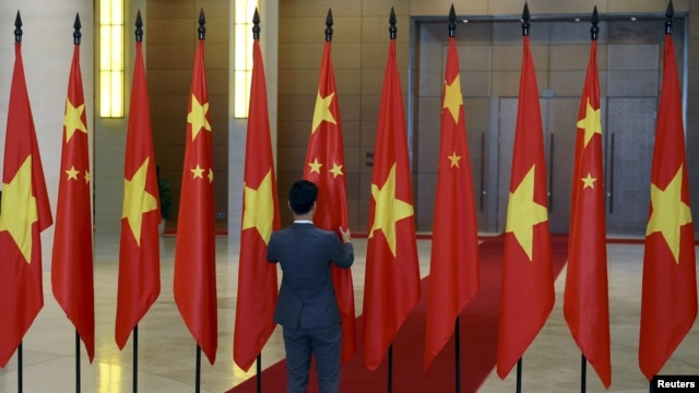 Giới chức Việt Nam chuẩn bị quốc kỳ Trung Quốc và Việt Nam trước lễ đón tiếp Chủ tịch Trung Quốc Tập Cận Bình tại Hà Nội, ngày 6/11/2015.