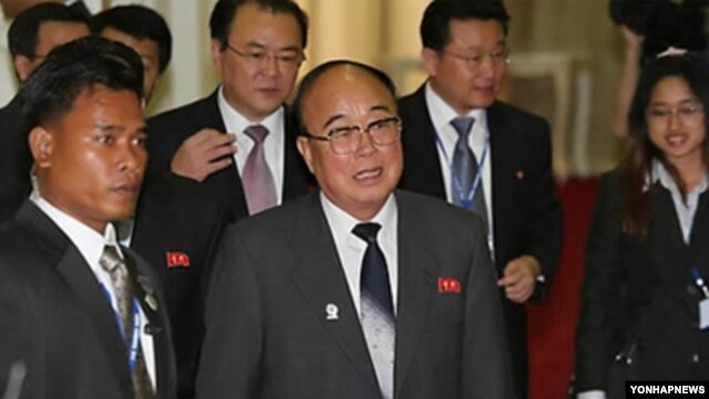 아세안 지역안보포럼 (ARF)외무장관회의에 참석하기위해 캄보디아 프놈펜에 도착한 박의춘(사진중앙) 북한 외무상