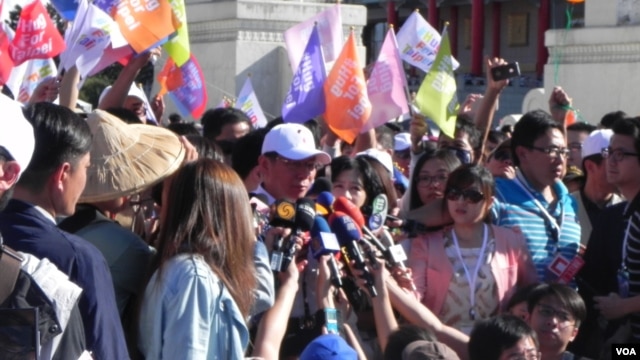 柯文哲在周末游行嘉年华期间接受采访(美国之音许波拍摄)