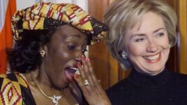 Nana Konadu Agyeman-Rawlings (L), wife of Ghana's President Jerry John Rawlings, speaks with first lady Hillary Rodham Clinton during an official state dinner at the White House, February 24, 1999. 