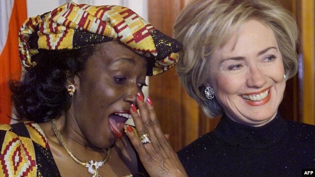 Nana Konadu Agyeman-Rawlings (L), wife of Ghana's President Jerry John Rawlings, speaks with first lady Hillary Rodham Clinton during an official state dinner at the White House, February 24, 1999. 