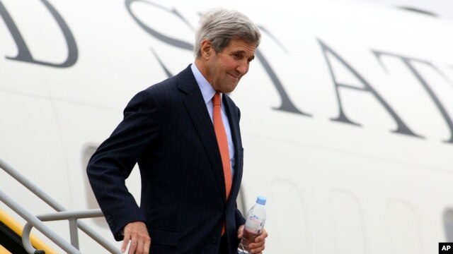 Ngoại trưởng Mỹ John Kerry đến sân bay Schwechat ở Vienna, Áo, ngày 29/10/2015.