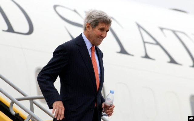 U.S. Secretary of State John Kerry arrives at Vienna's Schwechat airport, Austria, Oct. 29, 2015. Kerry has arrived for talks on ending the Syrian war with other key nations, including bitter regional rivals Iran and Saudi Arabia.