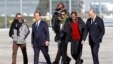 Tổng thống Pháp Francois Hollande và gia đình của 4 người Pháp chờ đón họ tại phi trường ở ngoại ô Paris, ngày 30/10/2013.
