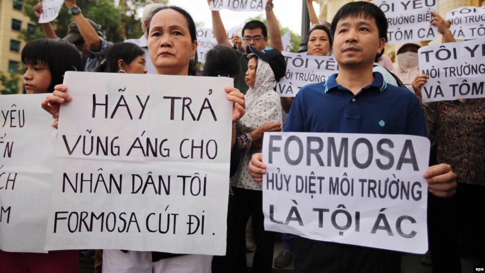 Người biểu tình Việt Nam mang theo biểu ngữ phản đối Formosa hồi tháng Năm vừa qua.