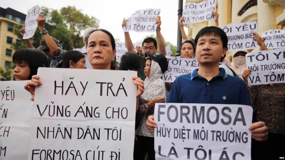 Người biểu tình xuống đường tại Hà Nội với biểu ngữ phản đối công ty Đài Loan Formosa Plastic thải chất độc ra biển làm cá chết hàng loạt tại các tỉnh miền Trung, ngày 1/5/2016.