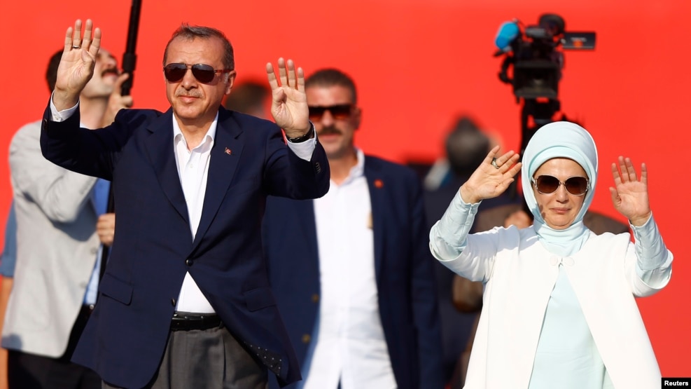 Tổng thống Thổ Nhĩ Kỳ Tayyip Erdogan và vợ, bà Emine Gulbaran, tham dự cuộc mít tinh Dân chủ và Tử vì đạo do ông tổ chức với sự hậu thuẫn của Đảng Công lý và Phát triển (AKP), các đảng đối lập Cộng hòa Nhân dân (CHP) và Phong trào Dân tộc chủ nghĩa (MHP).