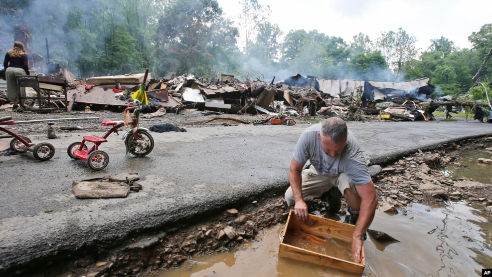 Las fuertes lluvias causaron inundaciones en regiones de West Virginia que dañaron más de 100 viviendas y dejaron sin energía eléctrica a miles de personas. 