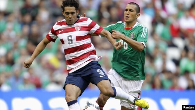 Hérculez Gómez (izquierda) defiende la pelota del mexicano Jorge Torres Nilo, durante el amistoso de este miércoles 15 de agosto.