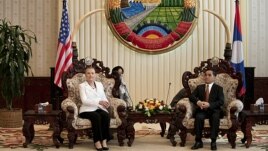La secretaria de Estado Hillary Clinton y el primer ministro de Laos, Thongsing Thammavong, se reunen en Vientián, Laos.