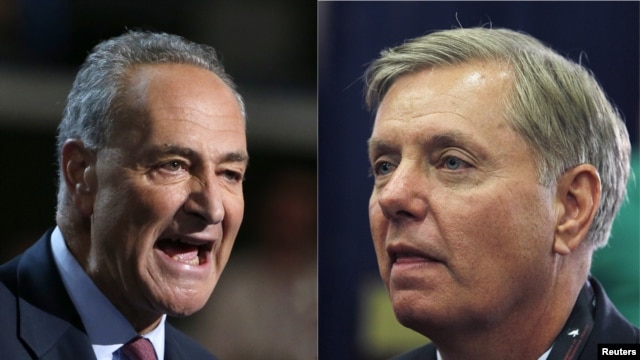 El senador Charles Schumer (izquierda) afirmó que están trabajando en un "anteproyecto detallado" con el senador republicano Lindsay Graham.