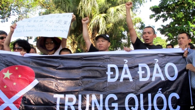 Người biểu tình hô khẩu trong cuộc biểu tình chống Trung Quốc tại Hà Nội.