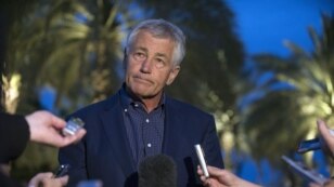 အေမရိကန္ ကာကြယ္ေရး၀န္ႀကီး Chuck Hagel သတင္းေထာက္မ်ားနဲဲ႔ ေတြ႔ဆံုစဥ္။ (ၾသဂုတ္လ ၂၅ ရက္၊ ၂၀၁၃)