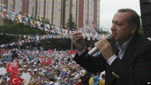 Turkiya Bosh vaziri Toyib Erdog'an tarafdorlari qarshisida nutq so'zlamoqda.