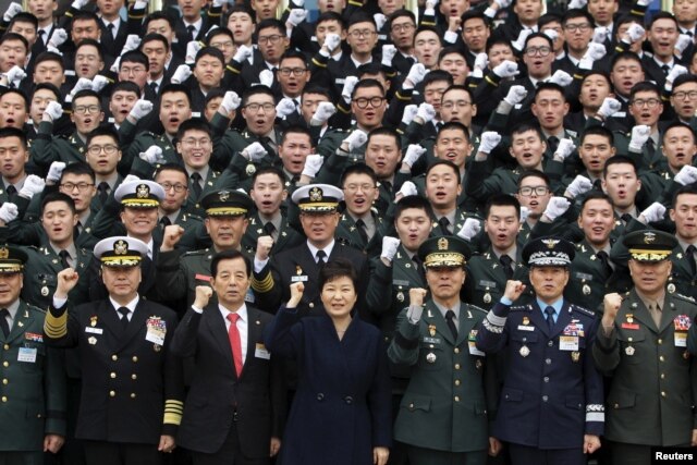 Tổng thống Hàn Quốc Park Geun-Hye và các sĩ quan Hàn Quốx tại Gyeryongdae, ngày 4/3/2016.