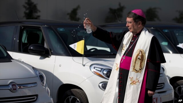 El nuncio de México, Christophe Pierre bendijo los autos Fiat que usará el papa Francisco durante su visita al país del 12 al 17 de febrero. Además de los Fiat, el Papa usará 5 papamóviles, construidos en armazones de vehículos Jeep y  Dodge Ram.