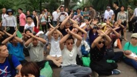 Người dân tọa kháng trước UBND TP Hà Nội.