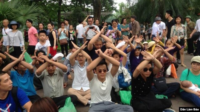 Mọi người ngồi toạ kháng trước UBND TP Hà Nội. 