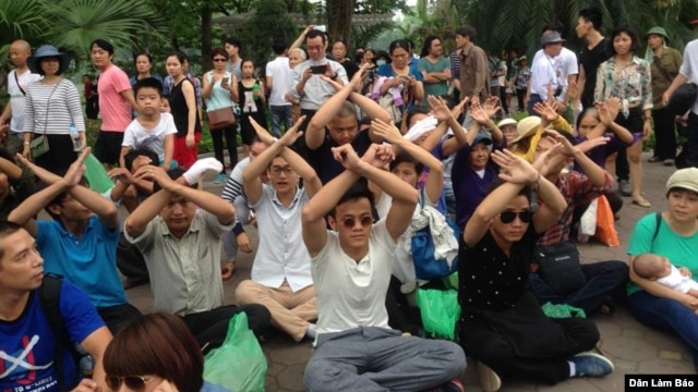 Người dân tọa kháng trước UBND TP Hà Nội. 