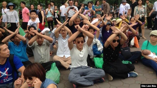 Người dân người ngồi toạ kháng trước UBND Tp Hà Nội, ngày 8/5/2016.