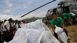 Trực thăng chở hàng cứu trợ đến cho nạn nhân động đất tại Trishuli Bazar ở Nepal.