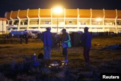 Migrantes de una caravana de centroamericanos que viajan a EE.UU. para pedir asilo acampan afuera del estadio La Corregidora, en Querétaro, México. Nov. 10 de 2018.