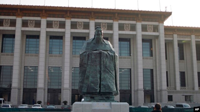 Tượng Khổng Tử gần Quảng trường Thiên An Môn ở Bắc Kinh. Tượng này hiện đã được dẹp bỏ khỏi quảng trường. Theo Nhân dân Nhật Báo của Trung Quốc, hiện có khoảng hơn 400 Viện Khổng Tử do Trung Quốc tài trợ đặt tại các trường đại học trên toàn thế giới, trong đó có cả Mỹ và nhiều nước Châu Phi.