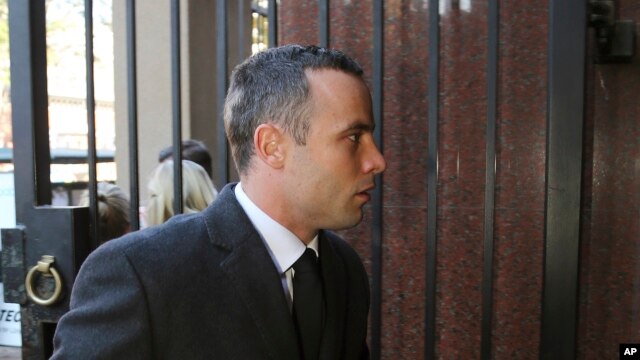 Oscar Pistorius akiwasili mahakamani May 20, 2014. (AP Photo/Themba Hadebe)