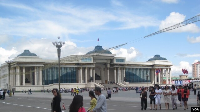 乌兰巴托市中心成吉思汗广场。（美国之音白桦拍摄）