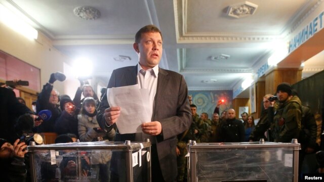 Lãnh đạo ly khai của Donetsk Alexander Zakharchenko đi bỏ phiếu tại Donetsk, miền đông Ukraine, ngày 2/11/2014.