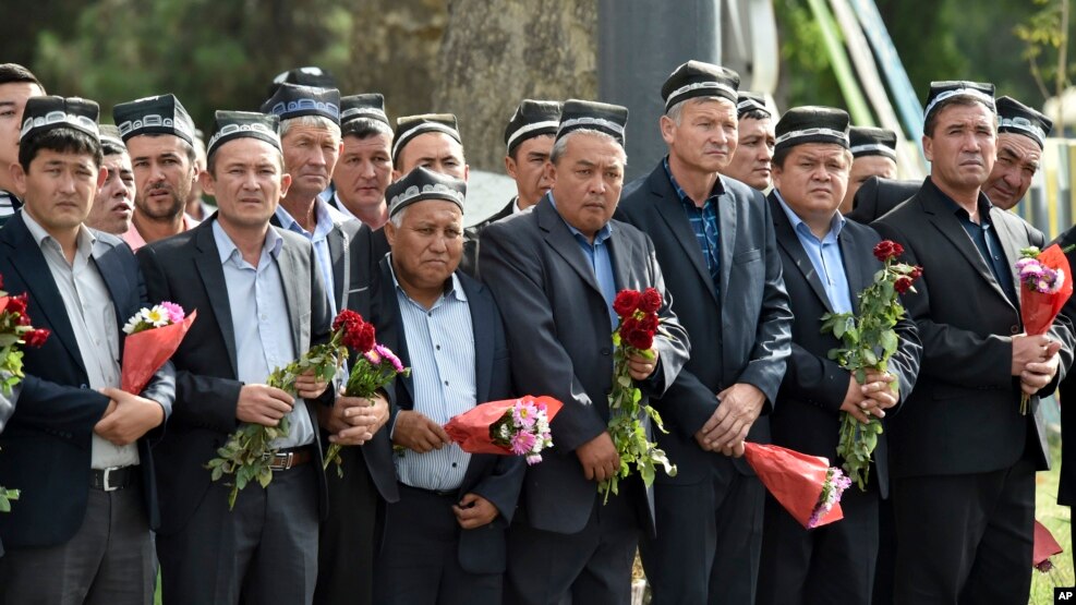 Người dân cầm hoa đứng hai bên đường theo dõi đám tang Tổng thống Islam Karimov tại Samarkand, Uzbekistan, thứ bảy ngày 03 tháng 09 năm 2016. 
