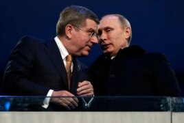 Chủ tịch Ủy ban Olympic Quốc tế Thomas Bach của Đức nói chuyện với Tổng thống Nga Putin trong lễ khai mạc