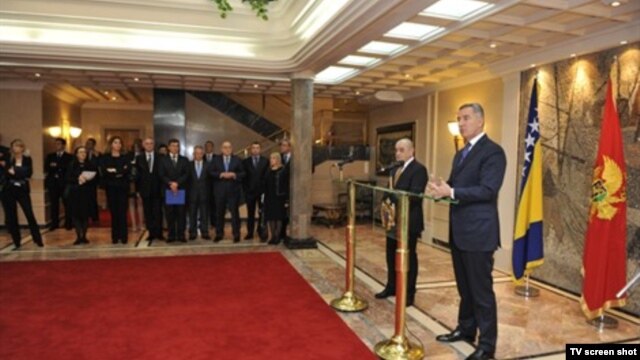 Predsjedavajući Vijeća ministara BIH Vjekoslav Bevanda i crnogorski premijer Milo Đukanović na konferenciji za novinare u Podgorici