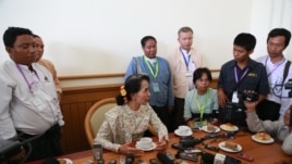 Time မဂၢဇင္းပါ ေဆာင္းပါးနဲ႔ပတ္သက္ၿပီး သတင္းေထာက္ေတြရဲ႕ အေမးကို လႊတ္ေတာ္အစည္းအေ၀း ခဏနားခ်ိန္မွာ ေဒၚစု ေျဖၾကားေနစဥ္ (၂၅ ဇြန္ ၂၀၁၃)